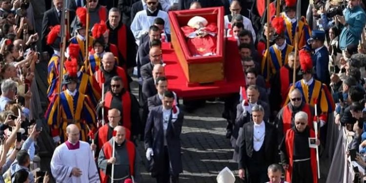 Multidão aguarda a chegada do Corpo do Papa Francisco na Basílica São Pedro