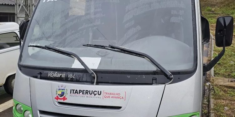Prefeito de Itaperuçu entrega ônibus destinado ao transporte do Passe Livre Rural