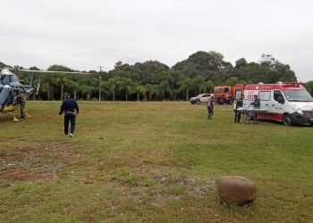 Trabalhador é socorrido de helicóptero após sofrer acidente de trabalho, em Itaperuçu