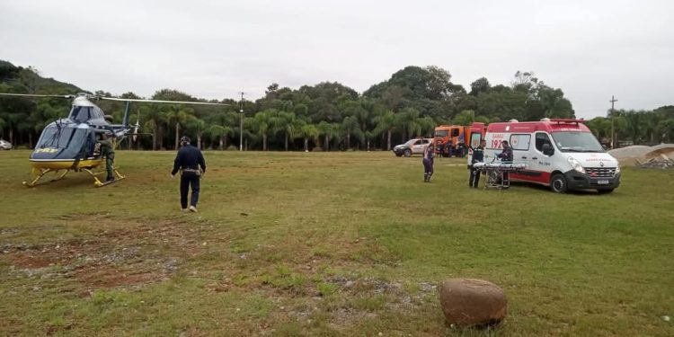 Trabalhador é socorrido de helicóptero após sofrer acidente de trabalho, em Itaperuçu