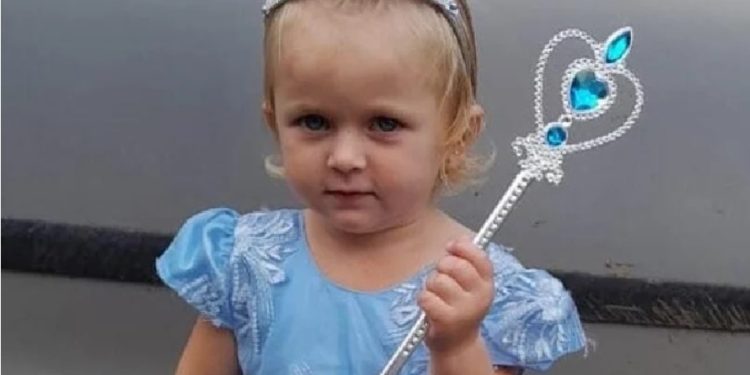 Bebê cai de caçamba e morre atropelada por trator da família