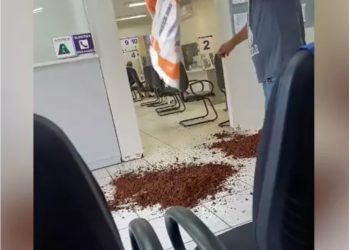 Morador despeja sacos de terra em agência da Sanepar em protesto por obra inacabada no Paraná