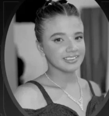 Jovem de 15 anos morre ao tirar o celular da tomada