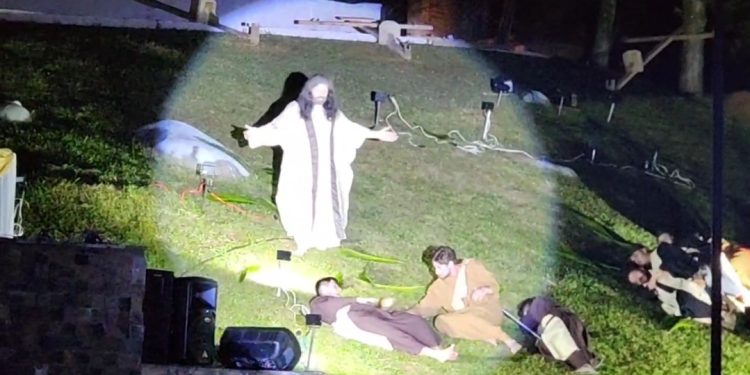 O Grupo Bonamigo emocionou às famílias que assistiram à belíssima encenação de “A Paixão de Cristo”, em Rio Branco do Sul