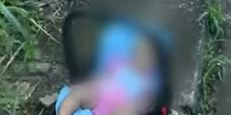 Mãe abandona filha bebê em calçada após briga com ex