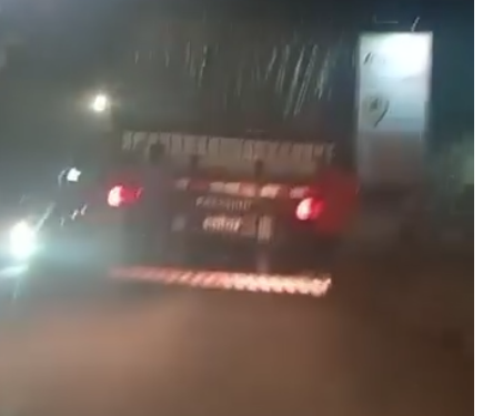 Crianças são flagradas “pegando rabeira” em caminhão em Itaperuçu