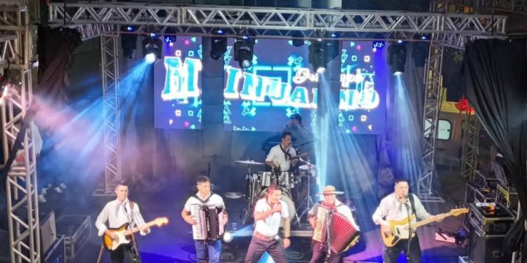 Festa do Trabalhador em Itaperuçu levou milhares de pessoas para curtir o grupo Minuano