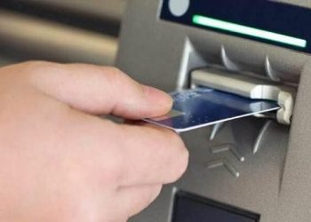 Mulher perde 10 mil após golpe do cartão de crédito preso em caixa eletrônico
