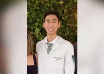 Motociclista que morreu na frente dos pais após batida contra caminhão na Estrada da Ribeira era médico