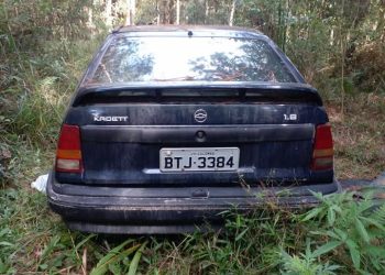 Carro abandonado em matagal em Itaperuçu