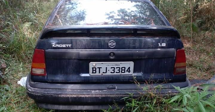 Carro abandonado em matagal em Itaperuçu