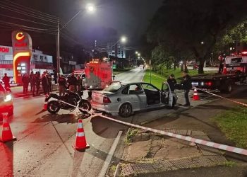 Carro é atingido por moto em Curitiba; motorista foge e pai de 3 filhos morre.
