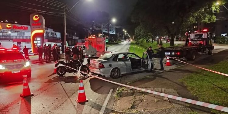 Carro é atingido por moto em Curitiba; motorista foge e pai de 3 filhos morre.
