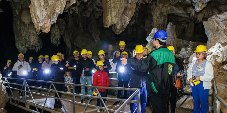 O Parque Municipal Gruta do Bacaetava celebrou seus 25 anos com uma visita noturna inesquecível!