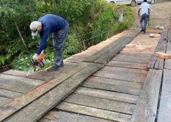 Prefeituras de Rio Branco do Sul e Cerro Azul realizam reforma emergencial na ponte da Ribeira após incidente