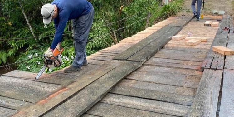 Prefeituras de Rio Branco do Sul e Cerro Azul realizam reforma emergencial na ponte da Ribeira após incidente