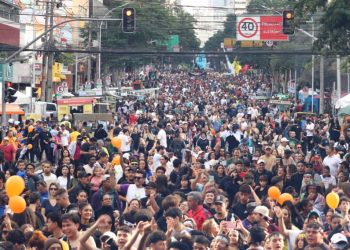Marcha para Jesus reúne dezenas de milhares de pessoas no Centro de Curitiba