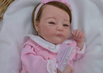 Mãe de bebê reborn pede na Justiça quatro meses de licença-maternidade e empresa diz que ela ‘precisa é de psiquiatra’