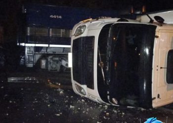 Acidente entre carreta e trem interdita Rodovia dos Minérios