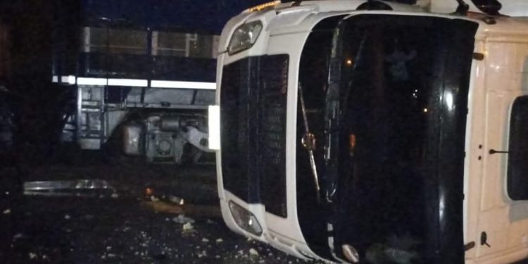 Acidente entre carreta e trem interdita Rodovia dos Minérios