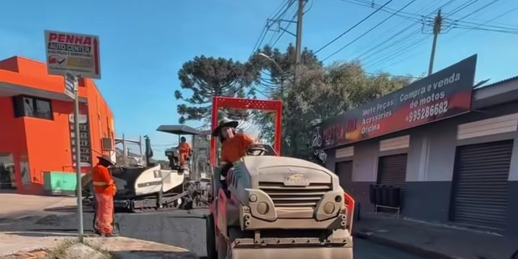 A revitalização da Avenida Crispim Furquim de Siqueira segue em ritmo acelerado
