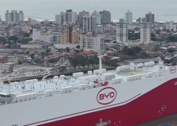 NAVIO BYD CHEGA AO PORTO DE ITAJAÍ COM MAIS DE 7 MIL CARROS CHINESES