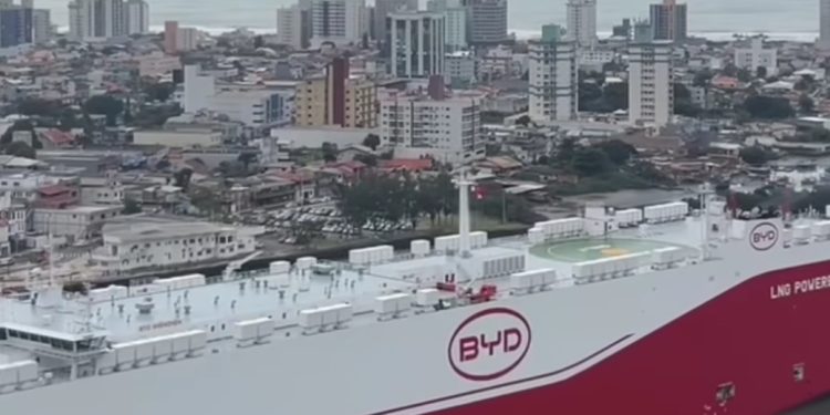 NAVIO BYD CHEGA AO PORTO DE ITAJAÍ COM MAIS DE 7 MIL CARROS CHINESES