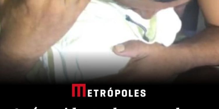 Homem cai no choro após “morte” bebê reborn