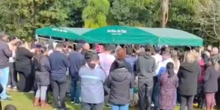 Último adeus à pequena Manu comove familiares e amigos em Curitiba