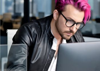 Funcionário que foi questionado pelo cabelo rosa pelo supervisor vai receber indenização