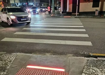 Semáforo no chão: Curitiba inova para salvar pedestres distraídos