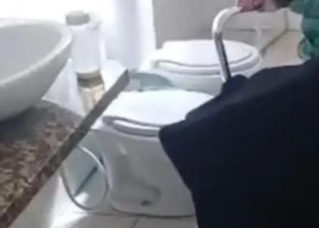 Absurdo! Aluno autista de 4 anos era mantido amarrado dentro de banheiro da Escola