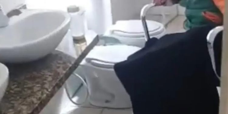Absurdo! Aluno autista de 4 anos era mantido amarrado dentro de banheiro da Escola