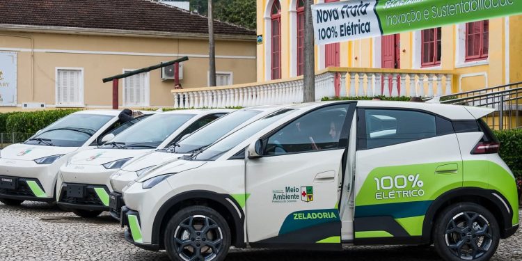 Prefeitura de Colombo adquiriu carros elétricos