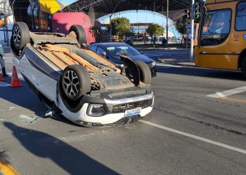 Motorista capota veículo após ser ofuscada pelo sol