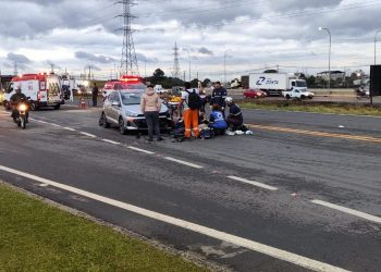 Motociclista morre após atropelar pedestre e colidir com carro em Curitiba