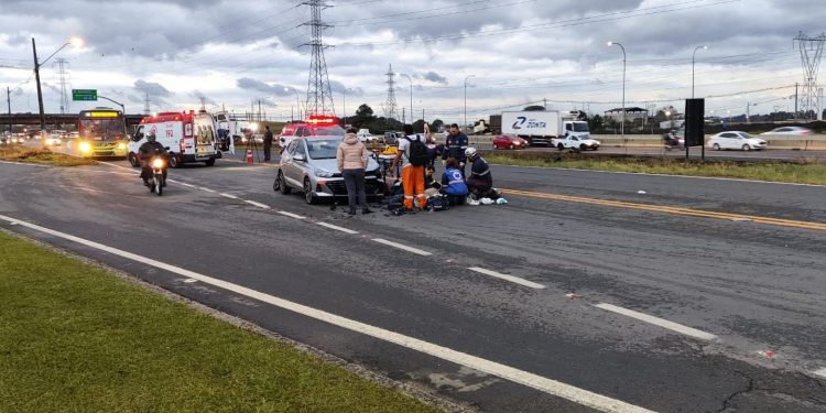 Motociclista morre após atropelar pedestre e colidir com carro em Curitiba