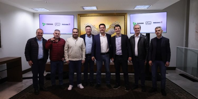 Prefeito de Almirante Tamandaré participa de reunião com o governador Ratinho Junior no Palácio Iguaçu