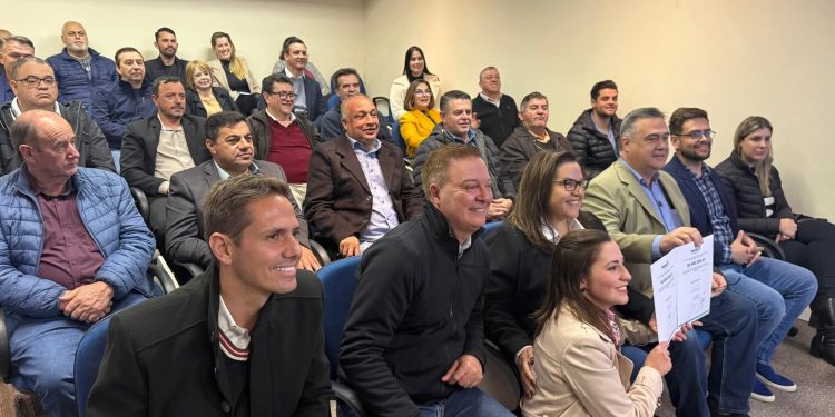 Presidente da COMESP e  prefeita de Rio Branco do Sul comemora conquista para a saúde