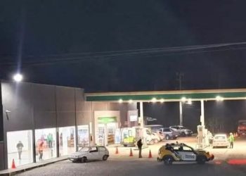 Rio Branco do Sul | Homens são baleados dentro de carro em posto de combustíveis; um morreu na hora