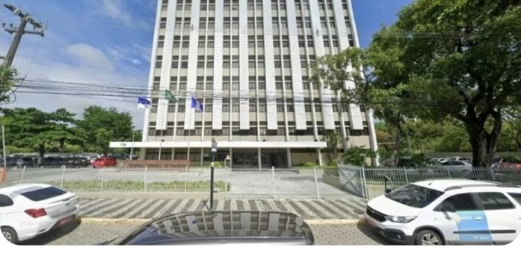 Homem passa língua na orelha de colega no trabalho e é demitido por justa causa