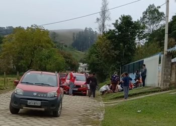 Mulher fica ferida após acidente de moto no centro de Cerro Azul
