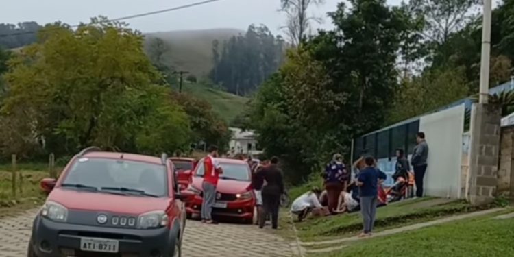 Mulher fica ferida após acidente de moto no centro de Cerro Azul