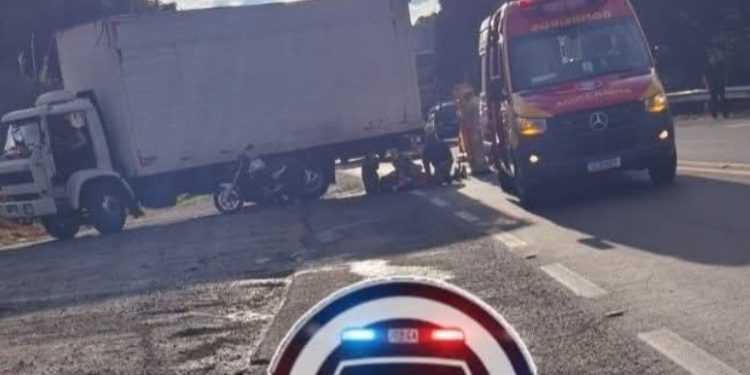 Acidente entre moto e caminhão deixa casal ferido no Contorno Norte