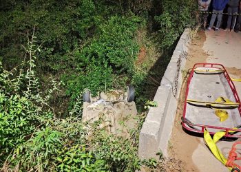 Motorista morre após carro cair em córrego no Parana, namorada saiu com vida