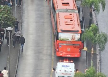 Acidente entre biarticulado e carro deixa três feridos e causa caos no trânsito em Curitiba