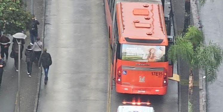Acidente entre biarticulado e carro deixa três feridos e causa caos no trânsito em Curitiba
