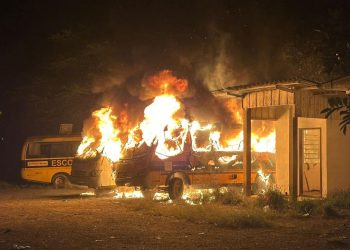 Ônibus escolar pega fogo em Cerro Azul