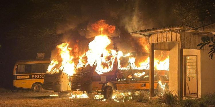 Ônibus escolar pega fogo em Cerro Azul