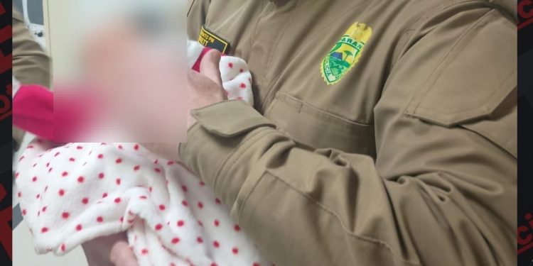 Agentes da Policia Rodoviária Estadual salva bebê na Rodovia dos Minérios